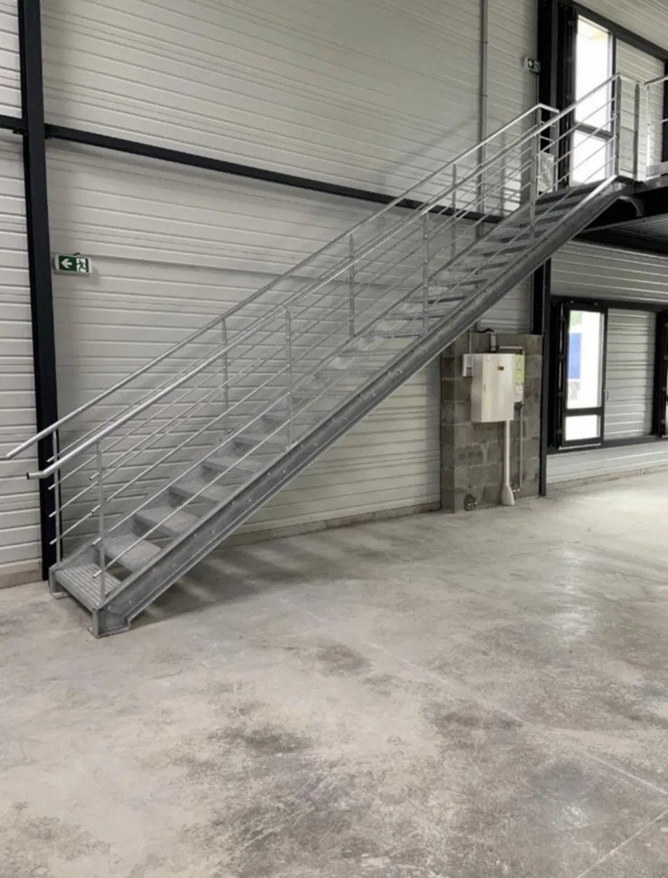 Escalier droit galvanisé et garde-corps - Bâtiment industriel